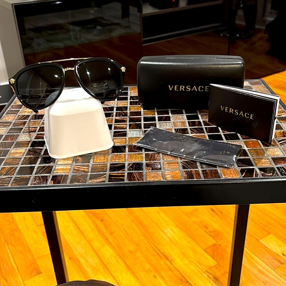 Flash sale🔥EUC Authentic Versace Sunglasses Black Rock Icons 58’ w/Gold Accents - Picture 3 of 10